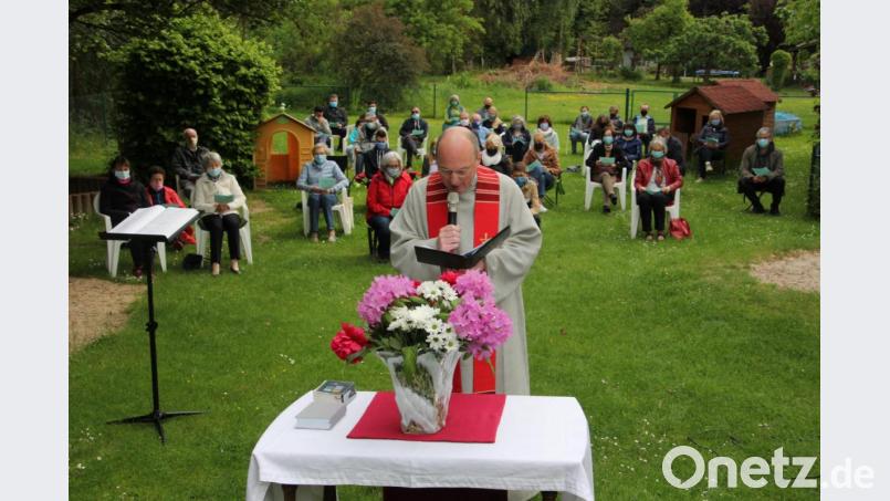 Ein eindrucksvoller Freiluftgottesdienst fand am Pfingstsonntag bei den evangelischen Christen in Tirschenreuth statt. Bild: kro
