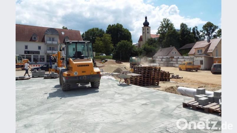 Die Maßnahme Dorfplatz und Zu den Linden (vor der Kirche) ist ein Millionenprojekte und gehört zu den größten in der Gemeinde Kümmersbruck. Derzeit läuft der zweite Bauabschnitt. Von den bereitgestellten 1,55 Millionen Euro wurden beim Projekt Dorfplatz tatsächlich 1,513 Millionen ausgegeben. Bei einer Maßnahme dieser Größenordnung eine „Punktlandung“, sagt Kämmerer Reinhold Wagner. Bild: e