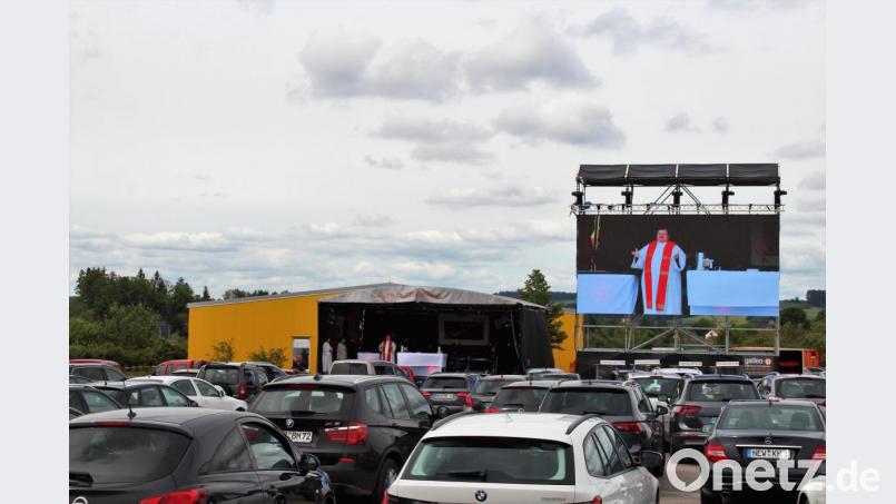 Auch für die Katholische Kirche stellen die Corona-Beschränkungen eine große Herausforderung dar: Der Auto-Gottesdienst in Windischeschenbach an Pfingsten war ein innovativer Weg, um damit umzugehen. Bild: stg