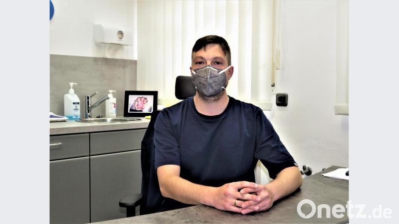 Dr. Andreas Beier hat jetzt nur noch Arbeit für einen Arzt. Bisher hat eine angestellte Kollegin mitgearbeitet in seiner Praxis, die jetzt aber eine eigene aufmacht. Und momentan könnte er sie auch gar nicht mehr beschäftigen. Bild: ubb