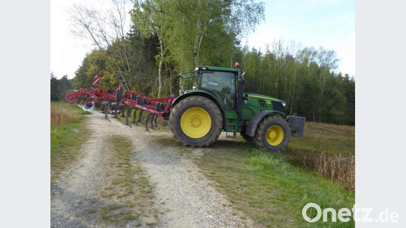 Bodenbearbeitung direkt im Anschluss an die Düngerausbringung heißt: Ausgasung minimieren und Mulchauflage schaffen. Das soll auch helfen, die Wasserqualität im Eixendorfer See zu verbessern. Bild: exb