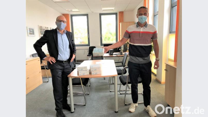 500 Mund-Nasen-Masken übergab der Fördervereins-Vorsitzende Manfred Klug (rechts) an Oberstudiendirektor Ludwig Pfeiffer für die Schüler des Ortenburg-Gymnasiums. Bild: lg