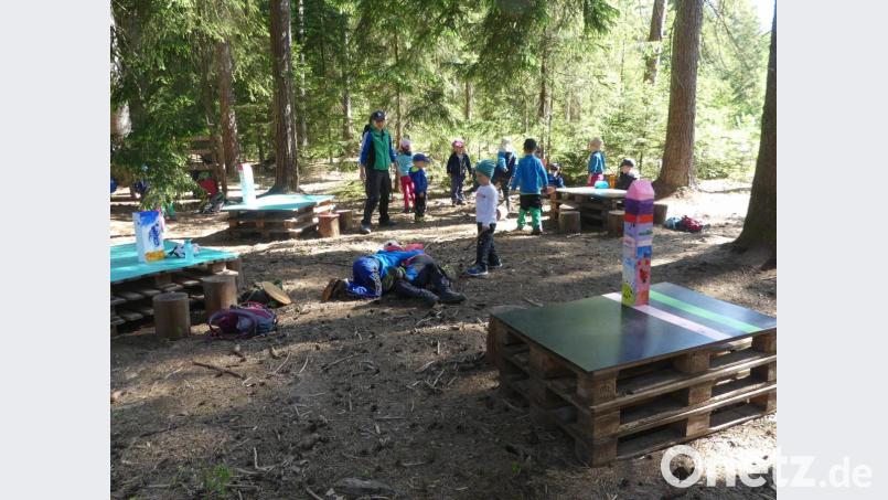 Zum &quot;Wohnzimmer&quot; des Waldkindergartens gehört eine vielseitige Einrichtung. Stets im Mittelpunkt: Antonia Schindler. Bild: rn