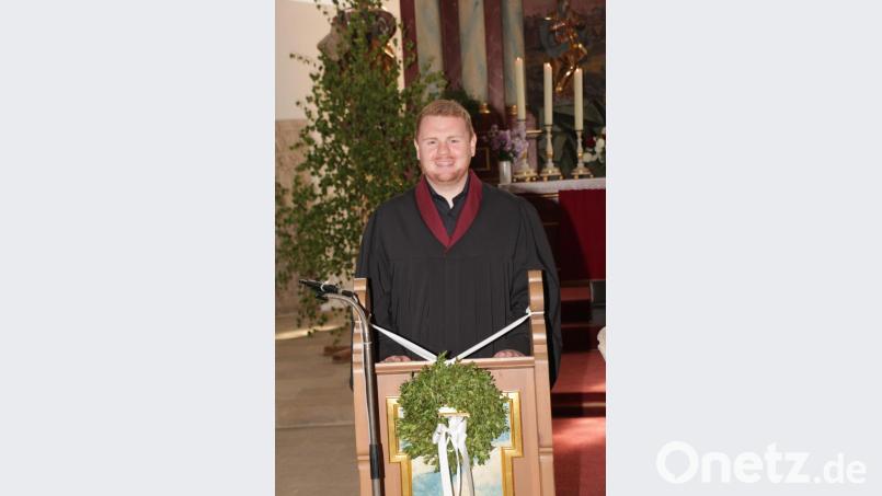 Andreas Walter wird am Pfingstsonntag das Lektorenamt in der Evangelischen Dreieinigkeitskirche Neustadt am Kulm übertragen. Die Predigt und der Gottesdienst stehen unter dem Thema der Entsendung und des Heiligen Geistes, passend zur Pfingstgeschichte, die auch als Deckengemälde in der Kirche dargestellt ist. Bild: rpp