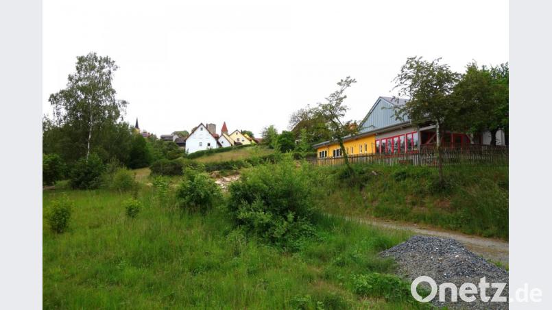 Unterhalb der Mehrzweckhalle (rechts) soll der Marktflecken durch ein neues Baugebiet wachsen. Weitere Parkplätze für den Rathausanbau sind im Wege der Umplanungen angedacht. Bild: fjo