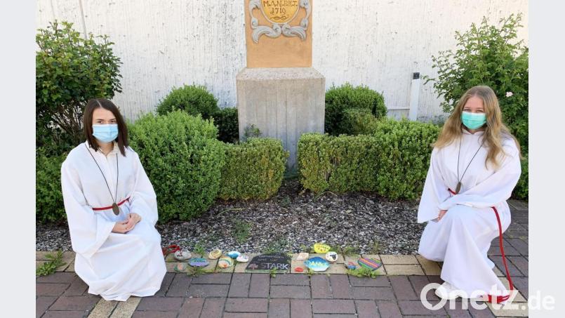 Zwei Ministrantinnen präsentieren das Ergebnis der Aktion „Kirche bauen aus lebendigen Steinen“. Bild: ü