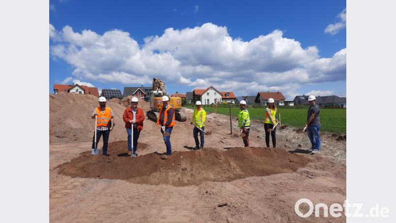 Spatenstich für elf Bauplätze in Thansüß „An der Siedlung“ (von links): Markus Ohla, Geschäftsleiter Max Heindl, Bürgermeister Uwe König, Georg Rumpler (Architekturbüro), Markus Paa, Ramona Sollfrank( Firma Scharnagl) und Markus Jobst. Bild: bk