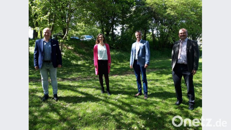 Sie vertreten künftig als neue Vorstände die AOVE-BioEnergie eG (von links): Marcus Eichenmüller, Katja Stiegler und Hermann Falk; Uwe König (rechts) ist Bevollmächtigter der Genossenschaft. Bild: Waltraud Lobenhofer