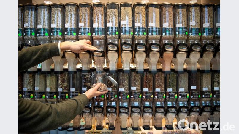 Sogenannte Gravity Bins wie hier in einem Unverpackt-Laden in Bremen sollen auch in dem Laden in Weiden zum Einsatz kommen. Der Kunde füllt trockene Ware wie zum Beispiel Reis aus den Spendern in mitgebrachte Behälter ab. Bild: Sina Schuldt / dpa