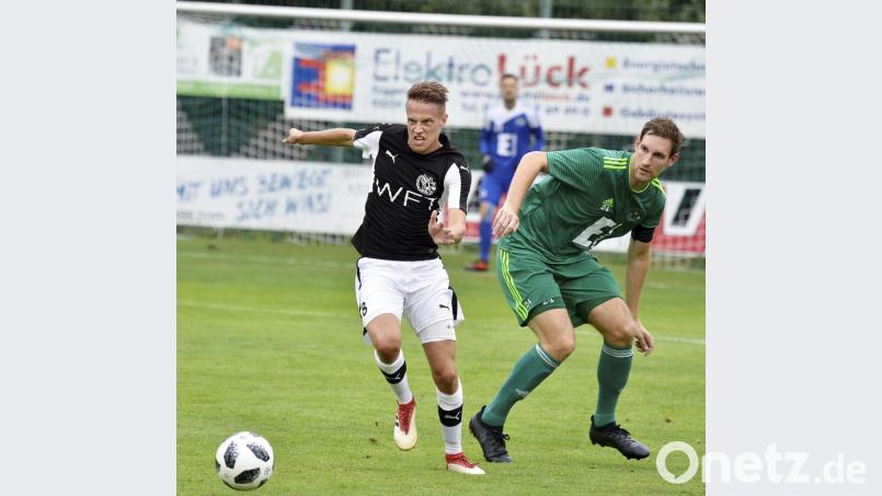 Mario Zitzmann (rechts/im Duell mit Dominik Haller von der DJK Gebenbach) hat seinen Vertrag bei der DJK Ammerthal verlängert. Bild: Hubert Ziegler