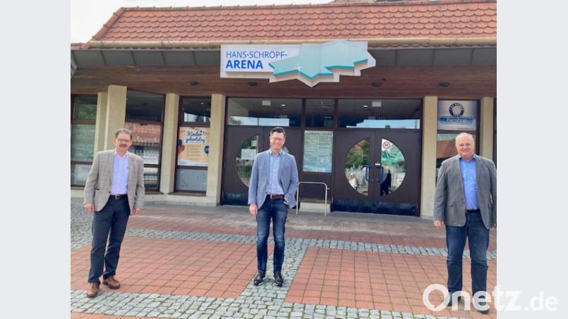 Über die Sorgen der Blue-Devils-Verantwortlichen informierte sich Landtagsabgeordneter Christoph Skutella (Mitte) bei Geschäftsführer Franz Vodermeier (links) und Vorsitzendem Thomas Siller (rechts). Bild: Nicole Weiß/exb