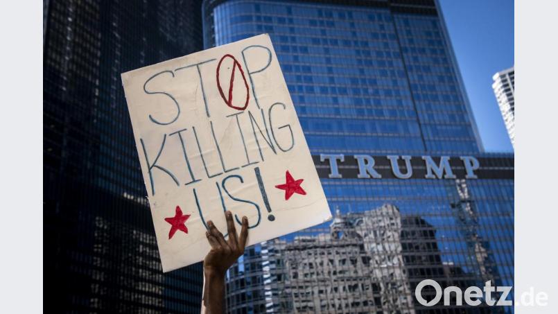 Ein Demonstrant hält ein Plakat bei einem Protest vor dem Trump Tower. Der gewaltsame Tod des Afroamerikaners Floyd durch einen weißen Polizisten führte zu landesweiten Protesten gegen Rassismus und Polizeigewalt. Bild: Christopher Dilts/dpa