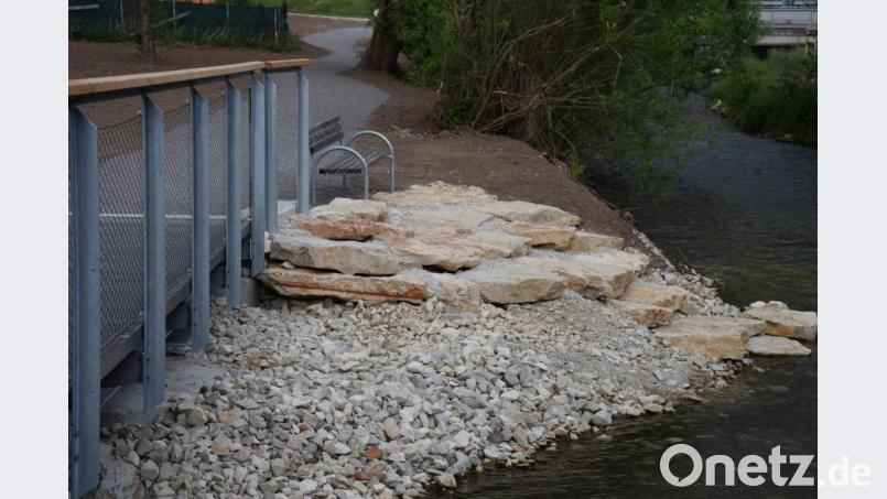 Ein Blickfang sind die Steinplatten aus verschiedenen Baustellen in Schmidmühlen der vergangenen Jahre. Wie eine überdimensionale Lauterachmuschel fügen sie sich an die Böschung zum Wasser hin. Bild: bö