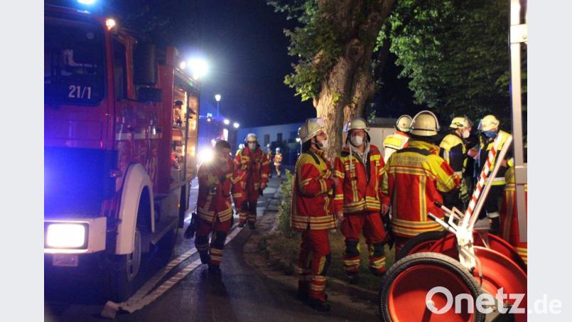 In Velburg hat es in einer Asylbewerberunterkunft gebrannt. Ein Großaufgebot an Feuerwehrleuten war im Einsatz. Bild: Alexander Auer