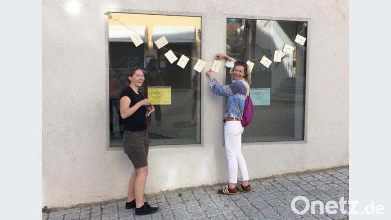 Gerda Krusche (rechts) und Miriam Herbst legen letzte Hand an vor der Eröffnung. Bild: exb