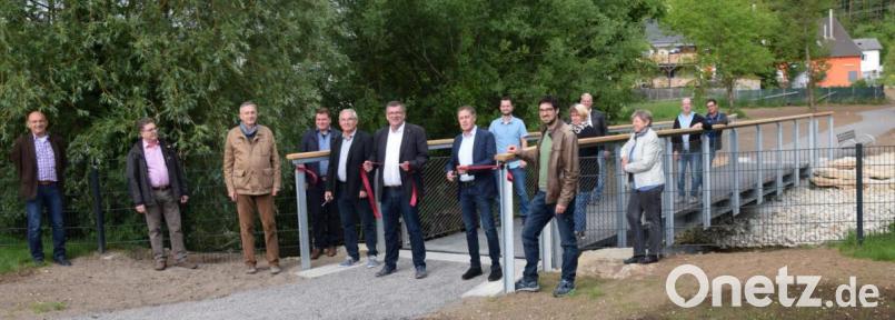 Der Steg über die Lauterach wurde in den vergangenen Tagen offiziell freigegeben. Die Bürgermeister Peter Braun, Martin Bauer und Mathias Huger hatte die Ehre, das Band zu durchschneiden. Mit dabei (Dritter von links) Architekt Michael Dittmann und (Zweiter von rechts) Landschaftsarchitekt Christopher Trepesch zusammen mit den Mitgliedern des Marktgemeinderates. Bild: bö