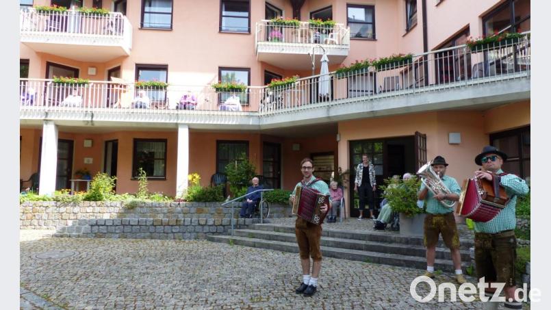 Beim Auftritt der Kastler Roum Boum im Kastler Senoirenheim lauschten Bewohner und Betreuer nach der langen Besuchspause wegen Corona erfreut den Stücken der Musikanten Wastl, Dominik und Tom im Garten des Heim mit genügend Corona Abstand. Im Hintergrund Heimleiterin Monika Breunig. Bild: jp