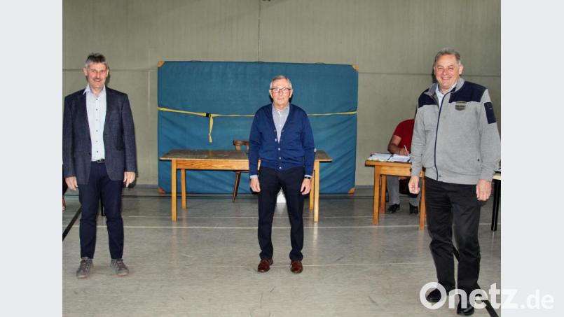 Nach den Neuwahlen räumt Georg Schmid (Mitte) den Platz des Vorsitzenden für den Weigendorfer Bürgermeister Reiner Pickel (links), der ebenso wie sein Stellvertreter Gerhard Pirner (rechts) ein einstimmiges Votum erhielt. Bild: ds