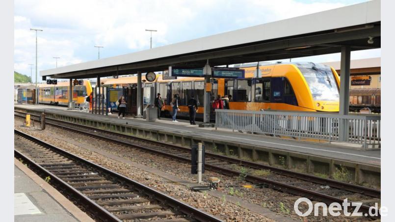 Auf der Bahnstrecke Hoof-Regensburg über Schwandorf (Bild) ziehen noch Diesel-Loks die Züge. Das soll sich nun ändern.- Die Pläne für die Elektrifizierung laufen. Bild: Gerhard Götz