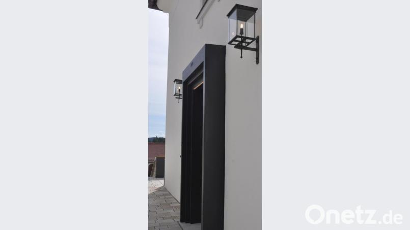 „Dauerbrenner“ sind die Leuchten am Eingang der „Fronfeste“. Bild: ws