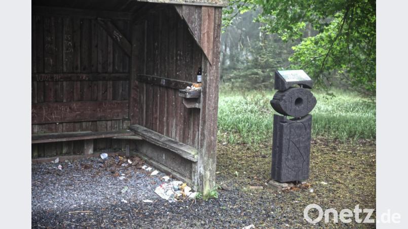 Am Unterstellhäuschen beim Oberpfalzturm wird von Bierflaschen, Zigarettenschachteln bis zu Papier und Verpackungsmaterial alles einfach zurückgelassen. Bild: JOCHEN NEUMANN
ERBENDORF