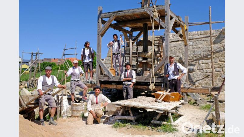 Armin Troppmann, Robert Mois, Adam Jopek, Wandergeselle Andreas Mann, Michal Dvořák, Wandergeselle Arthur Duttenhöfer und Martin Koudele (von links) haben am Pfingstwochenende mit dem Weiterbau der Reisestation Kaiser Karl IV. begonnen. Hier entsteht in Kürze auch das erste Gebäude, das Gesindehaus. Bild: Ilona Hunsperger/exb