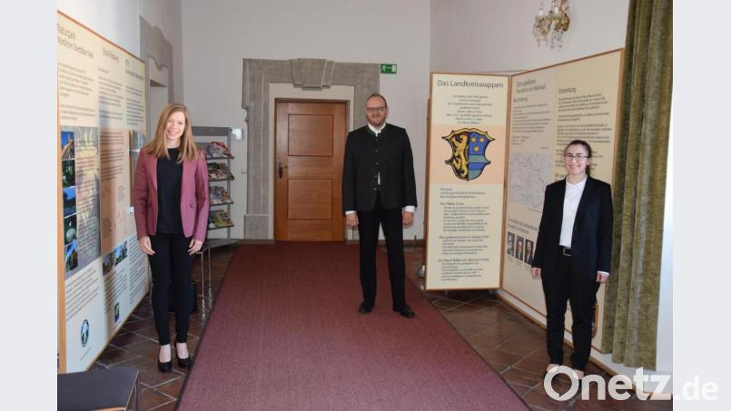 Landrat Andreas Meier begrüßt Constanze Schmucker (links) und Julia Schug (rechts) im Landratsamt. Bild: exb/Claudia Prößl