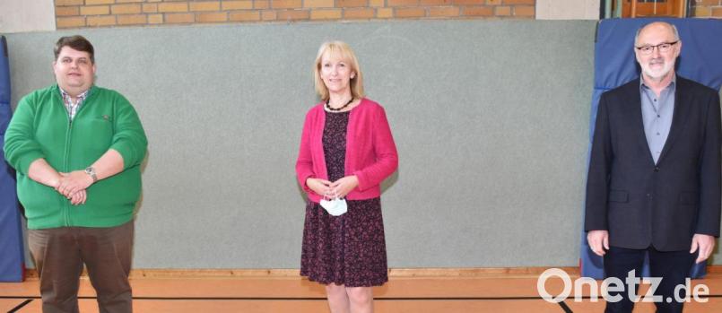 Beim Schulverband der Grundschule Illschwang teilen sich nach wie vor (von links) stellvertretender Vorsitzender Dieter Dehling und Vorsitzende Brigitte Bachmann die Führungsaufgaben. Mit im Bild der Leiter der Verwaltungsgemeinschaft Illschwang, Siegfried Holler. Bild: no