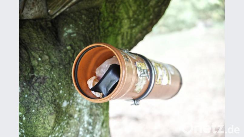 Eigentlich befindet sich in diesen Rohrhülsen mit Deckel Rettungssets für die Erste Hilfe. Stattdessen wird Müll bis zum Anschlag reingestopft. Bild: JOCHEN NEUMANN
ERBENDORF