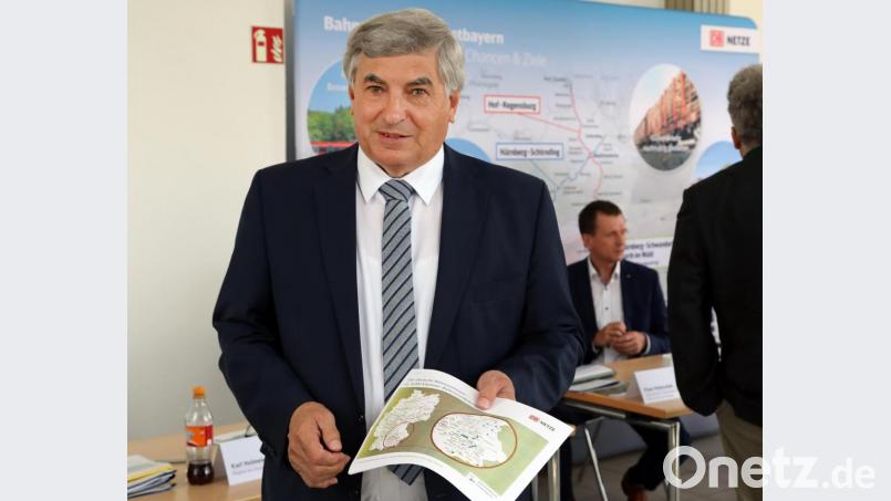 Bundestagsabgeordneter Karl Holmeier, hier bei einem Bahn-Termin in Schwandorf, hält die Ausbaupläne für die Strecken der Region für sehr bedeutend. Bild: Gerhard Götz