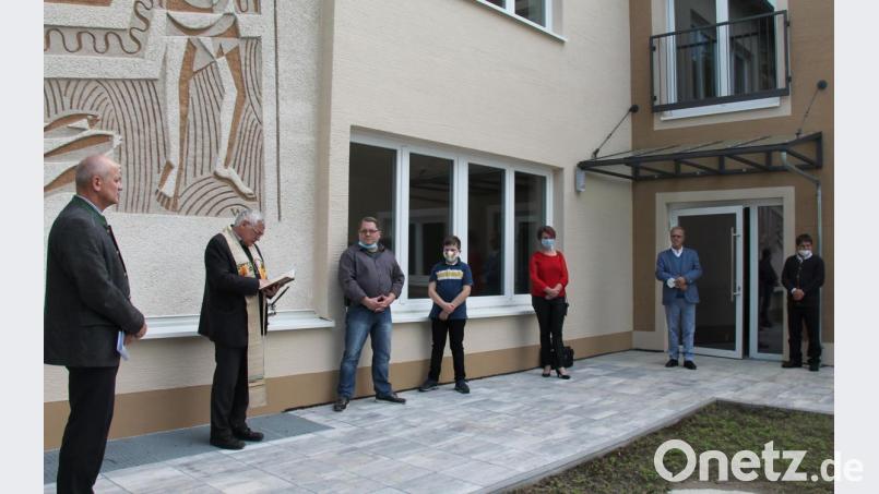 Bürgermeister Walter Schauer, Pfarrer Eugen Wismeth, Stefan Hammerl, Christian Hammerl, Daniela Hammerl, Johann Bohmann und Edi Krämer (von links) bei der Segnung der Pflegeeinrichtung. Bild: dl