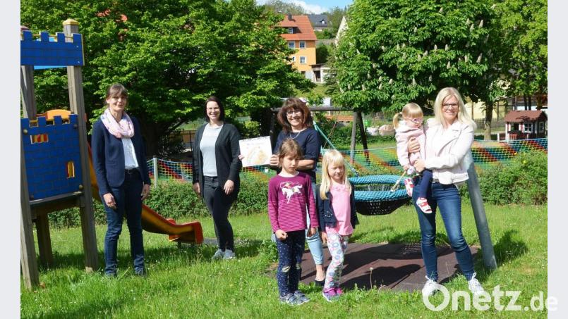 Mit zehn 50-Euro-Scheinen im Gepäck kommen (von rechts) Julia Groß und Gabi Strauß von der Theatergruppe zur Spendenübergabe in das von (von links) daniela Dimler und Tina Loose geleitete Kinderhaus St. Elisabeth. Bild: ü