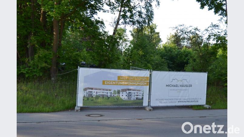 In diesem Bereich hinter den Werbetransparenten, der an der Konrad-Adenauer-Straße in Neunburg liegt, sollen die Eigentumswohnungen entstehen. Bild: pko