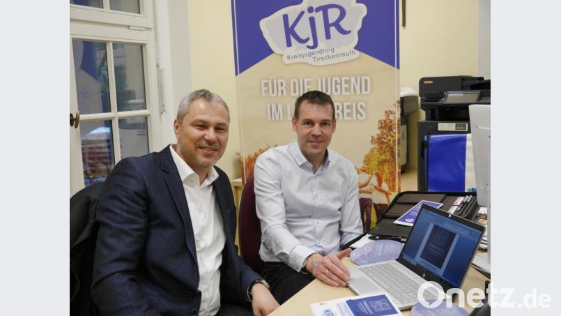 Die Vorsitzenden Jürgen Preisinger und Andreas Malzer (von links) haben die Abgabefrist für den Wettbewerb des Kreisjugendrings verlängert. Bild: Kreisjugendring Tirschenreuth/exb