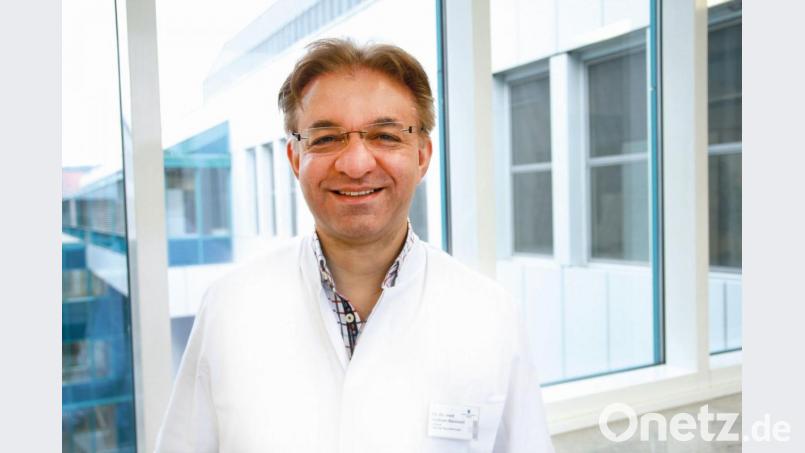 Das ist der Chefarzt der 2017 am Klinikum Weiden neu gegründeten Neurochirurgie, Privatdozent Dr. Hisham Bassiouni. Der 54-Jährige operiert vier bis fünf Mal pro Woche Patienten in Weiden und Amberg im Kopf. Bild: Klinikum Weiden/Dietl