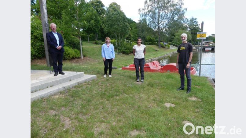 Geballte wissenschaftliche Kraft begleitet die Schlammbehandlung im Rußweiher: Im Bild (von links) Thomas Willoweit, Dr. Andrea Gall, Juliane Valle und Professor Tilmann Lüders. Bild: rn