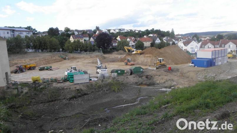 Wo sich früher der Krankenhauspark befand, läuft seit einigen Wochen die Erschließung für das neue Einkaufszentrum. Bei der Stadt wartet man unterdessen noch immer auf einen konkreten Ansiedlungsplan des Regensburger Investors. Bild: Wilhelm Amann