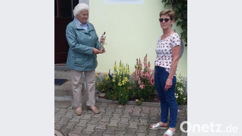 Die Lennesrietherin Marianne Vitzthum (links) freut sich über die „gute Idee“ und dankte Martina Bodensteiner vom Waldthurner Frauenbund für den kreativen Blumengruß. Bild: fvo