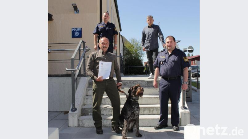 Markus Häuslmann und sein Hund „Finn“ erhielten von Erstem Polizeihauptkommissar Roland Heldwein (vorne rechts) eine Urkunde und einen Geldbetrag. Auch die Polizeioberkommissare Stefan Heinz (hinten rechts) und Daniel Ulrich (hinten links) gratulierten. Bild: Polizeiinspektion Waldsassen/exb