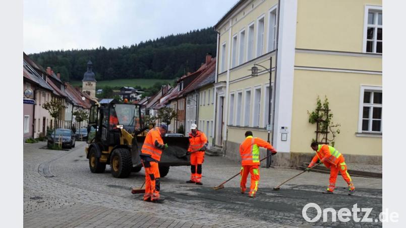Die Männer des Bauhofs bei ihrer hoffentlich erolgreichen Aufsandungsmaßnahme. . Bild: hl