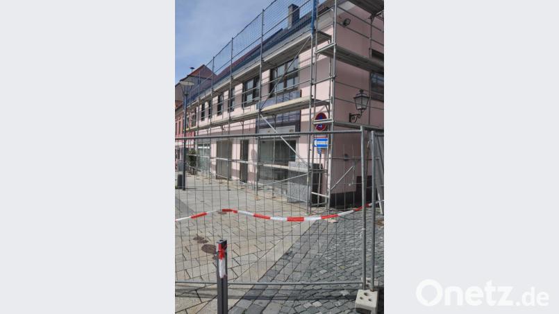 Für den Bau des neuen Rathauses hat der Stadtrat jetzt Aufträge für über drei Millionen Euro vergeben. Bis auf Weiteres ist der Bereich der Baustelle am oberen Marktplatz weiträumig abgesperrt. Als nächster Schritt erfolgt die Dachsanierung. Bild: ws