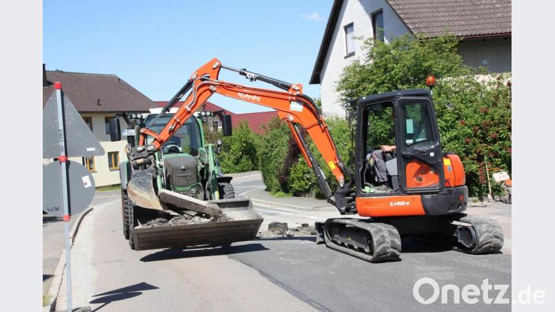 Die Bagger rollen, der Straßenbelag muss weichen. Auf der Staatsstraße in Hof bei Oberviechtach stehen Sanierungsarbeiten an. Bild: frd
