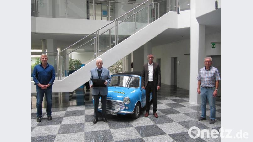 Im Foyer der Firmenzentrale von Conrad Electronic bedankt sich Konrektor Lothar Tripke (links) bei Unternehmer Klaus Conrad (Zweiter von links) für die Unterstützung des digitalen Unterrichts. Erfreut darüber zeigen sich auch Bürgermeister Hermann Falk (Zweiter von rechts) und Stadtrat Rudolf Wild. Bild: Gerhard Fleischmann