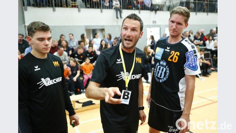 Klare Ansagen: Trainer Michael Werner (Mitte) und sein Kollege Matthias Brückner dürfen mit Haspo Bayreuth doch noch den Aufstieg in die 3. Liga feiern. Bild: Peter Kolb