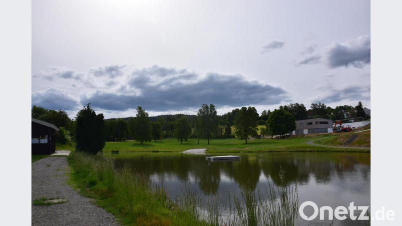 Von einer Verschiebung ist auch die Umgestaltung des Freizeitgeländes am Badeweiher betroffen. Die Planungen werden eingefroren und zu einem späteren Zeitpunkt weitergeführt. Bild: fla