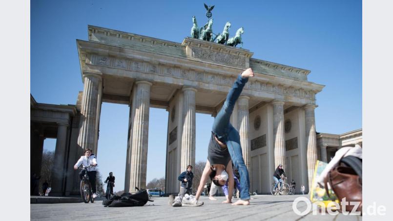 Yoga vor dem Brandenburger Tor. Ab dem 8. Juni sind auch in Bayern Yogakurse im Freien unter Einhaltung von Hygiene- und Abstandsregeln mit bis zu 20 Personen erlaubt. Bild: Jörg Carstensen/dpa