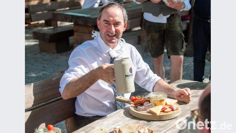 Wirtschaftsminister Hubert Aiwanger (Freie Wähler) setzt sich seit längerem für Öffnung ein. In München überprüfte er zum Start der Außengastronomie die Hygienekonzepte in einen Biergarten - und gönnte sich eine Brotzeit. Bild: Lino Mirgeler