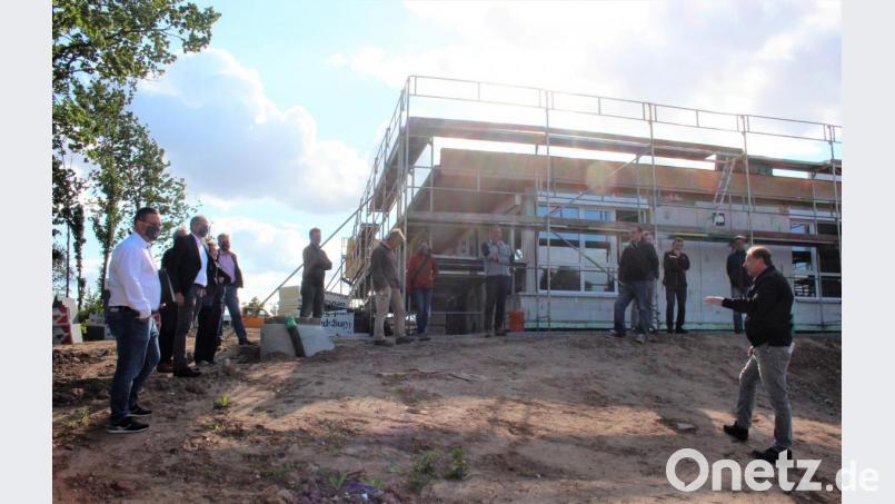 Architekt Günther Lenk (rechts) erläuterte den Mitgliedern des Kemnather Bauausschusses die Baumaßnahmen an der Kindertagesstätte. Bild: stg
