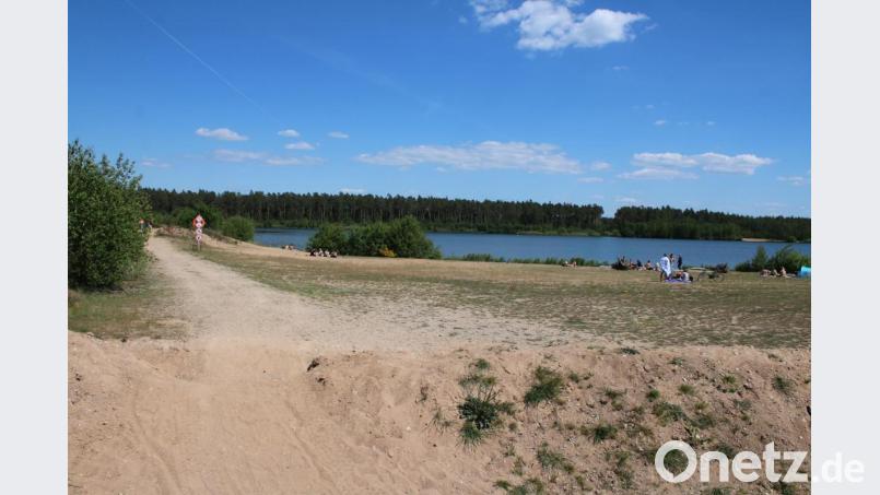 Am Freizeitsee Dießfurt liegen die Menschen schon in der Sonne. Gerald Morgenstern (CSU) möchte, dass sich die Stadt um eine langfristige touristische Nutzung bemüht. Bild: sne