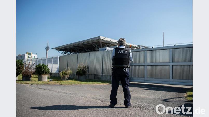Ein Justizbeamter steht vor dem Oberlandesgericht in Düsseldorf. In diesem Gebäude tagt der Staatsschutzsenat. Bild: Wolfram Kastl